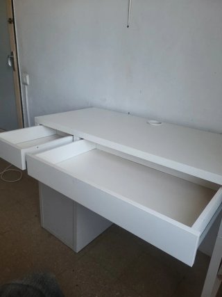 Mesa de escritorio blanca