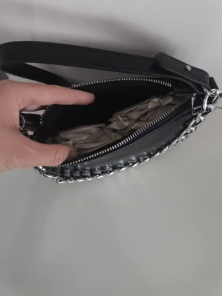 Bolso negro con cadena plateada