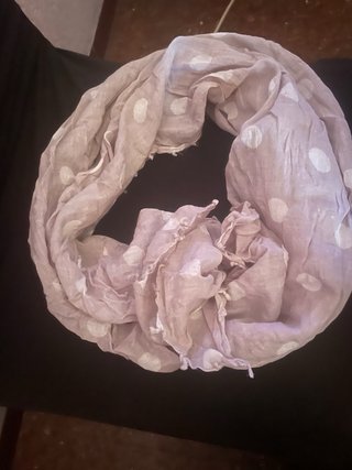 Fular gris empolvado con lunares blancos