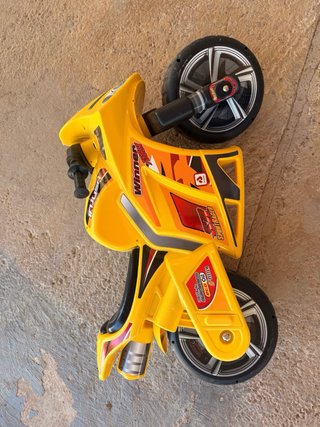 Moto Correpasillos Injusa Winner XL Amarilla