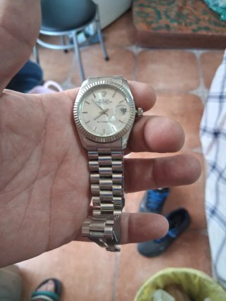 Reloj de pulsera plateado