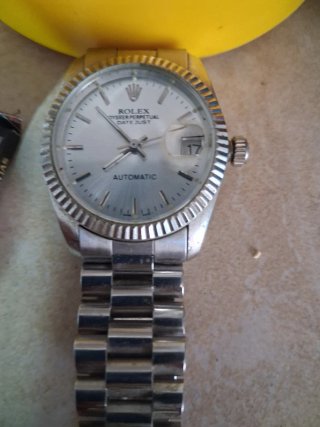 Reloj de pulsera plateado