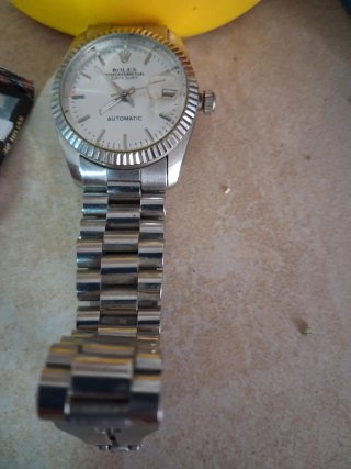 Reloj de pulsera plateado