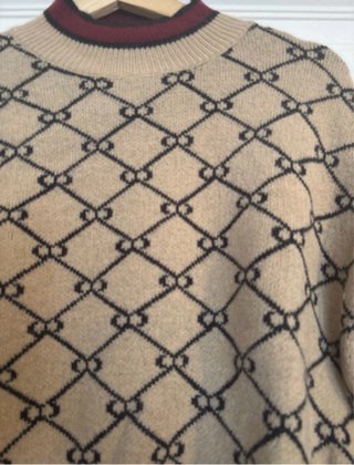 Jersey beige con estampado geométrico. Nuevo