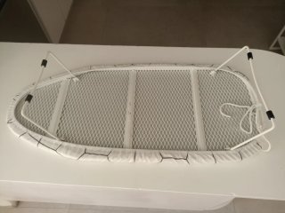 Tabla de planchar con funda geométrica