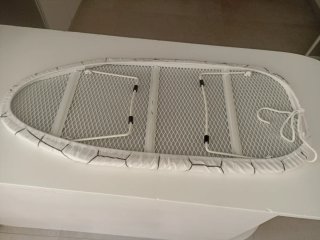 Tabla de planchar con funda geométrica