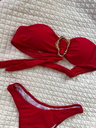 Bañador rojo con detalle dorado