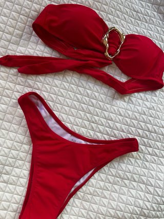 Bañador rojo con detalle dorado