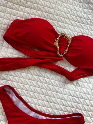 Bañador rojo con detalle dorado