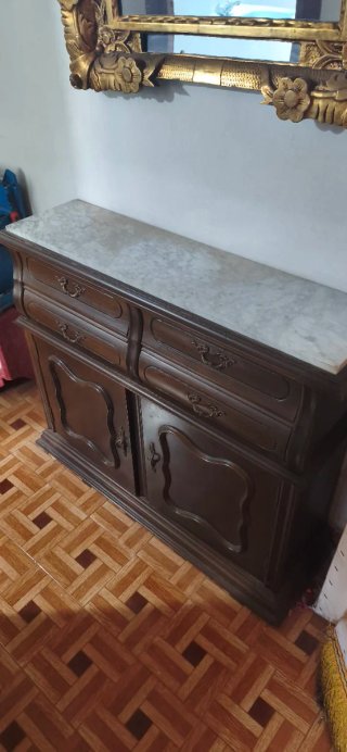 Recibidor de madera con mármol