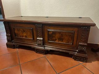 Cassapanca in legno intarsiato