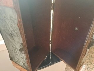 Cofre decorativo con detalles metálicos