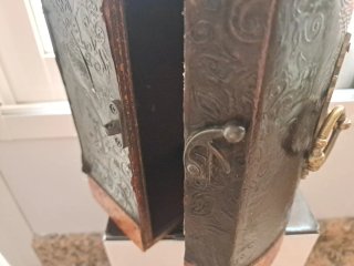 Cofre decorativo con detalles metálicos