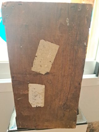 Cofre decorativo con detalles metálicos
