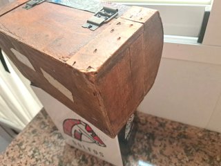 Cofre decorativo con detalles metálicos