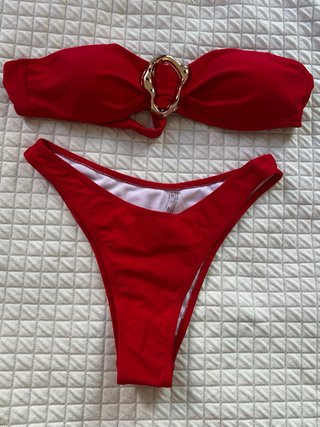 Bañador rojo con detalle dorado