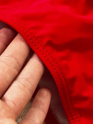 Bañador rojo con detalle dorado