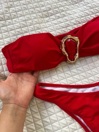Bañador rojo con detalle dorado