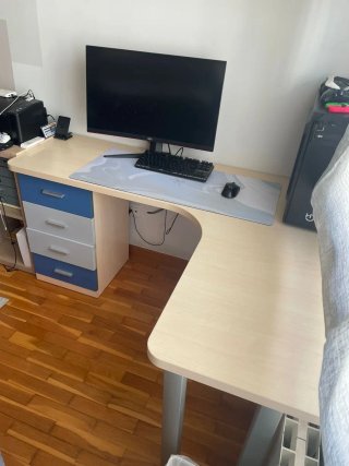 Scrivania con cassettiera