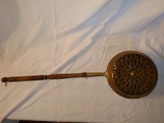 Calentador de cama antiguo de latón