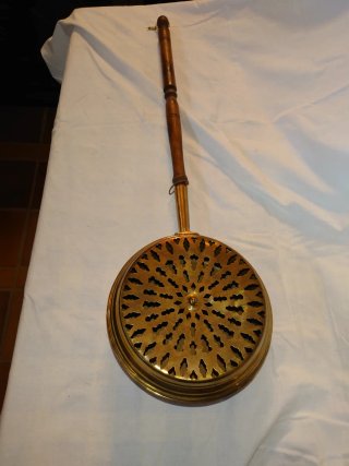 Calentador de cama antiguo de latón