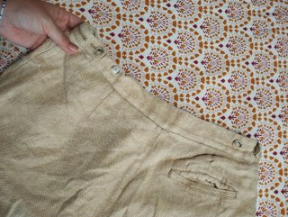 Conjunto blusa blanca y pantalón beige
