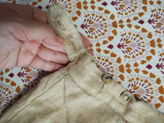 Conjunto blusa blanca y pantalón beige