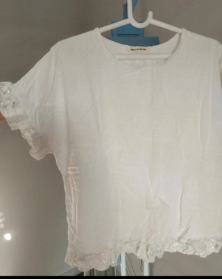 Conjunto blusa blanca y pantalón beige