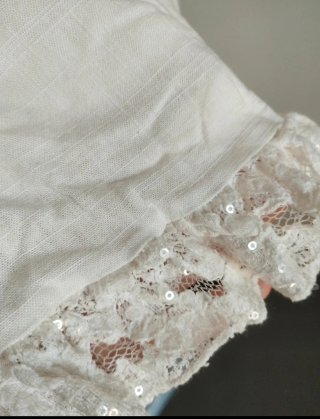 Conjunto blusa blanca y pantalón beige