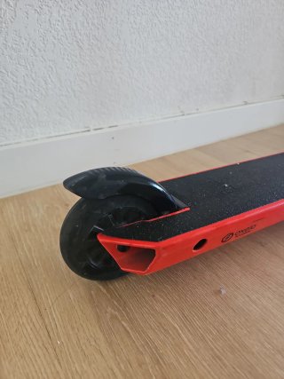 Patinete rojo para niños.