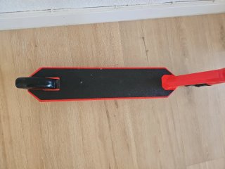 Patinete rojo para niños.