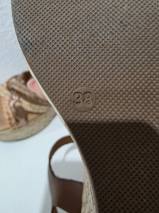 Sandalias cuña Rivera T38 piel marrón y oro