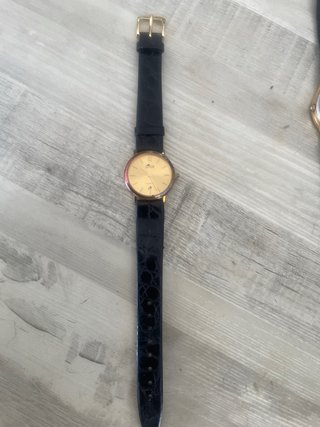 Due orologi Lotus nero e dorato