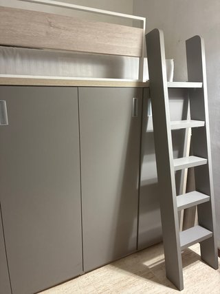 Habitación juvenil con litera y armario