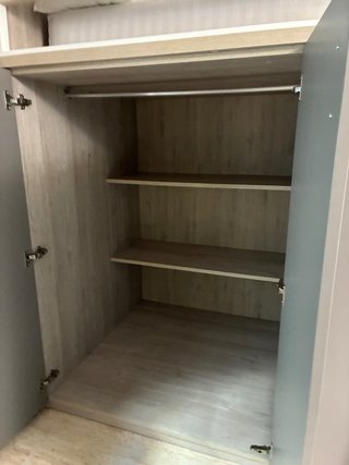 Habitación juvenil con litera y armario