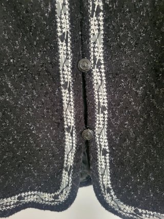 Chaqueta negra con detalles plateados