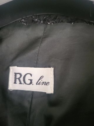Chaqueta negra con detalles plateados