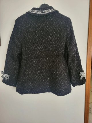 Chaqueta negra con detalles plateados