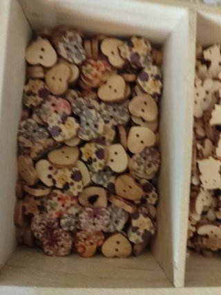 Caja de madera con botones y adornos