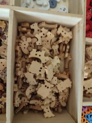 Caja de madera con botones y adornos