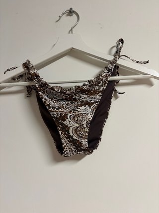 Bikini beige con dettagli marroni