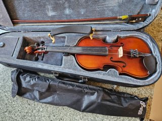 Violín 1 1/2 con funda y arco, atril y almohadilla