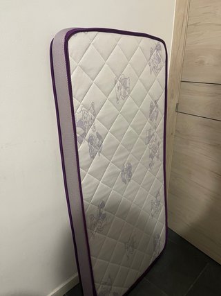 Cuna convertible en cama blanca