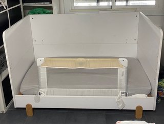 Cuna convertible en cama blanca