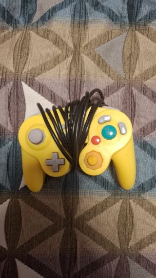 Mando Hori Nintendo Switch Pokémon Amarillo