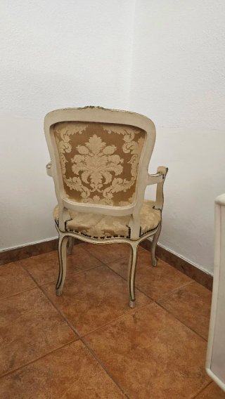 Elegante sillón clásico beige y dorado