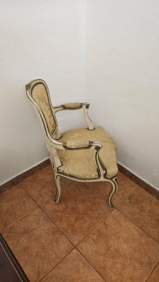 Elegante sillón clásico beige y dorado