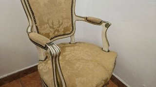 Elegante sillón clásico beige y dorado