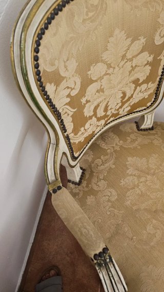 Elegante sillón clásico beige y dorado
