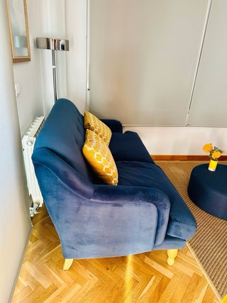 Sofá zafiro de dos plazas de Made.com